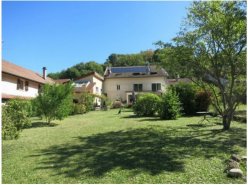 CORPS DE FERME COMPOSE DE 2 MAISONS VILLAGEOISES - BUCOLIQUE!