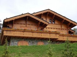 LUXUEUX CHALETS EN COURS DE CONSTRUCTION DANS LES ALPES SUISSES, VUE CERVIN