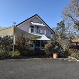 HARMONIEUSE VILLA ECOLOGIQUE JUMELLEE PAR UN GRAND COUVERT A VOITURE