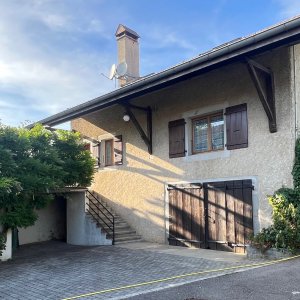 SPACIEUSE MAISON COMPRENANT 2 APPARTEMENTS, LIEU IDYLIQUE A PROXIMITE  DE GENEVE